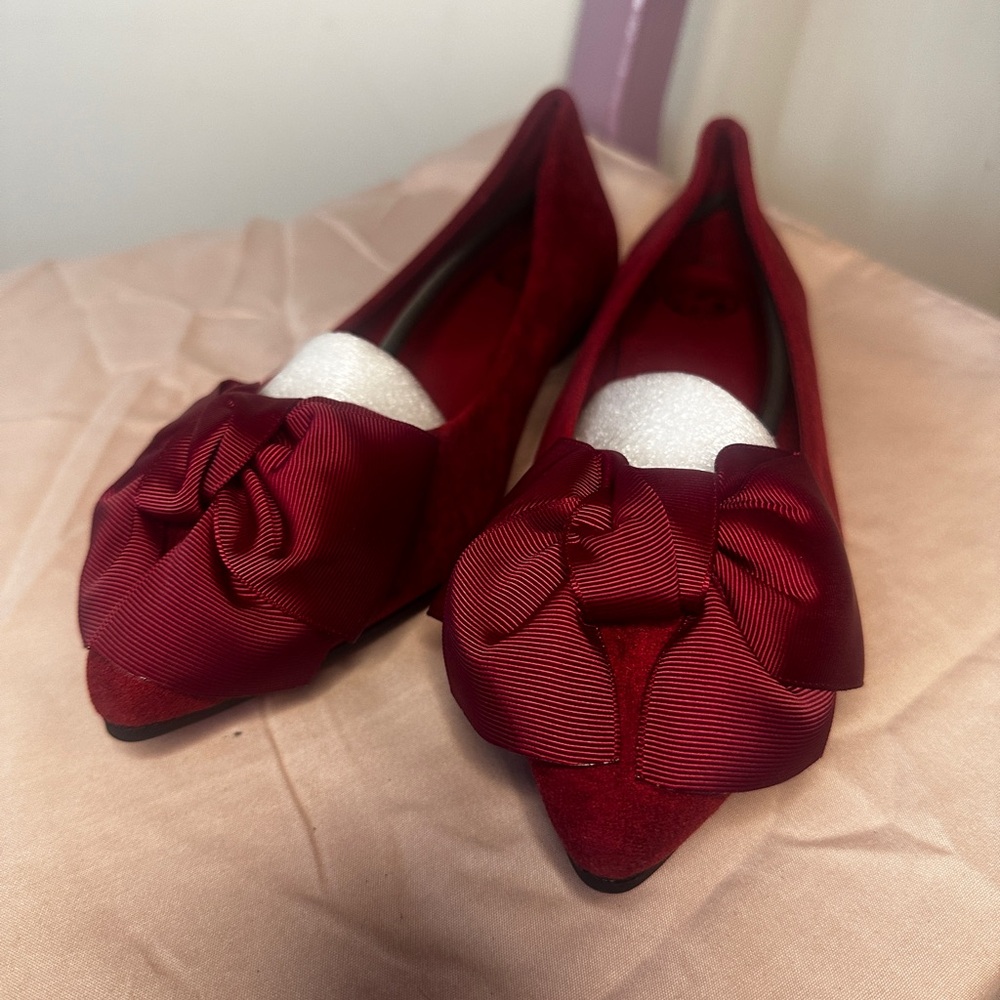 Beautiful wine red flats. Size 8